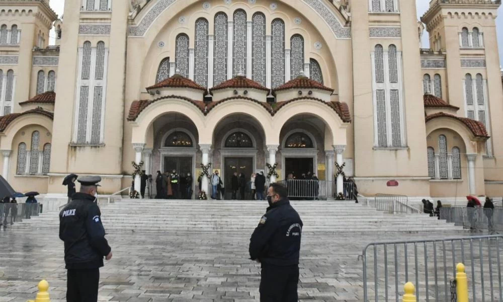 Θλίψη στη Λάρισα: Εκπαιδευτικός κατέρρευσε στο προαύλιο εκκλησίας